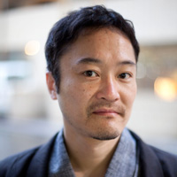 ���R����